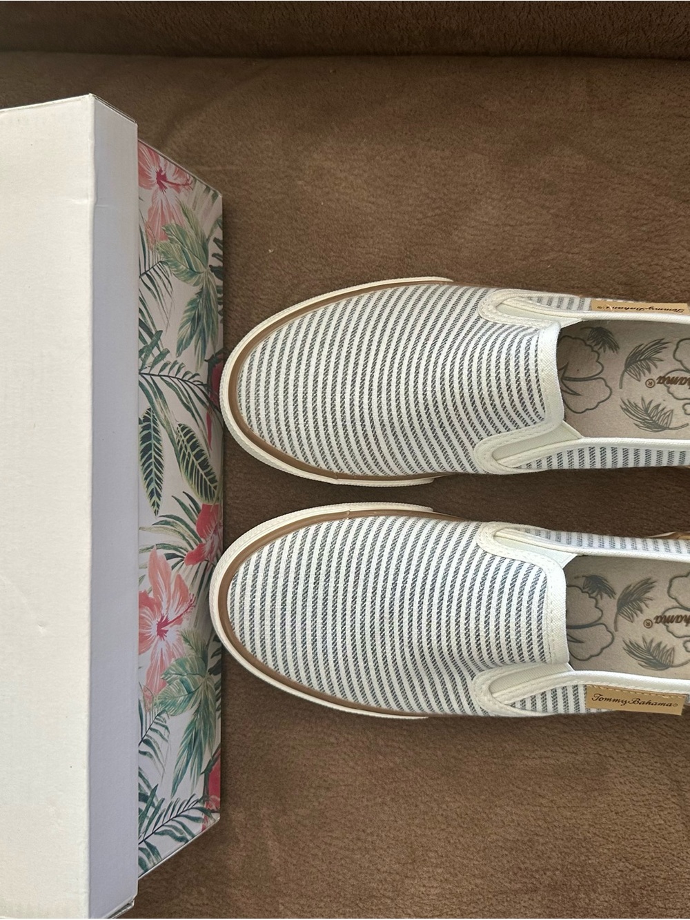 Tommy Bahama Striped Slip-On Sneakers in White and Navy with Brown Trim 8.5 - Picture 6 of 10
